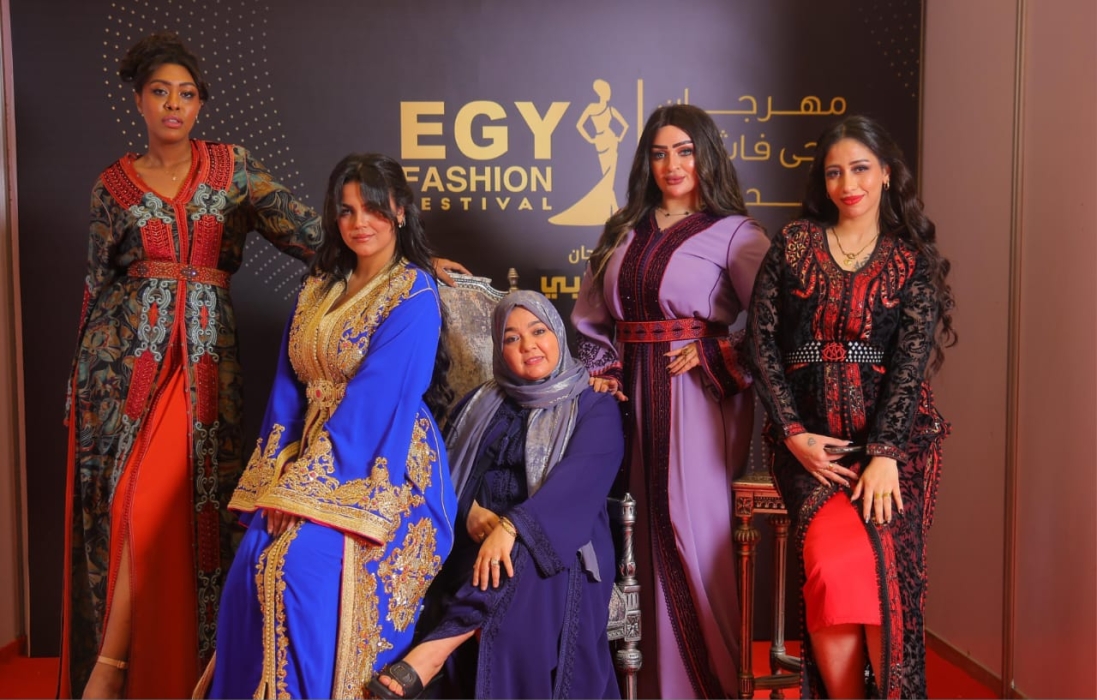 المصممة المغربية «بوقتين زينب» تتألق في مهرجان إيجي فاشون بـ9 قفاطين مغربية تخطف الأنظار