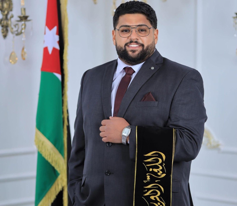 الروسان يهنئ احمد ايهاب البطوش بشهادة البكالوريوس من الجامعة الهاشمية