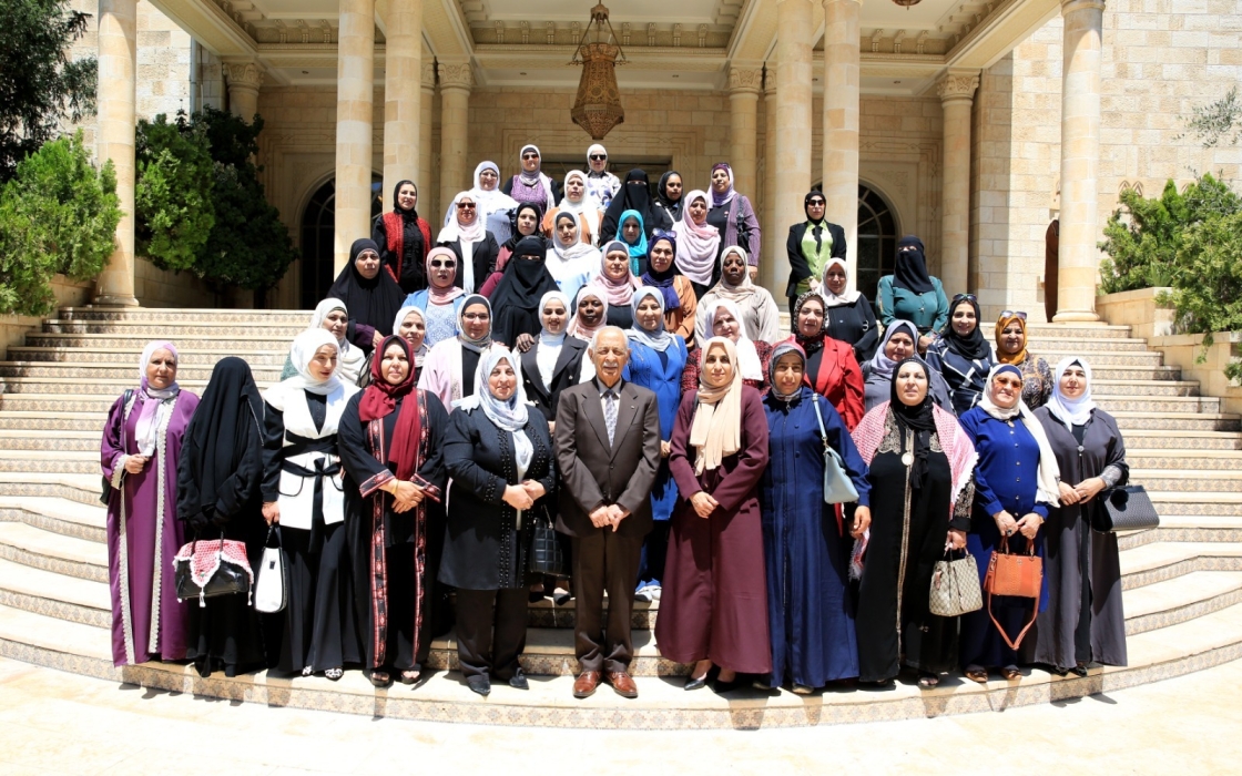 رئيس الديوان الملكي خلال لقائه فعاليات مجتمعية وأكاديمية...صور