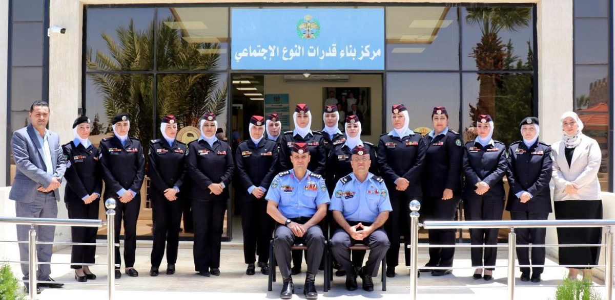 تخريج دورتين تدريبيتين متخصصة للشرطة النسائية في مركز بناء قدرات النوع الاجتماعي...صور