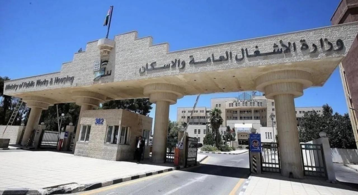 وزارة الأشغال: معالجة مؤقتة لهبوط على طريق الموجب