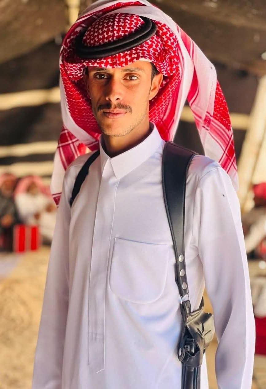 محمد المناجعة يبارك لابن عمّته عيد بمناسبة الخطوبة ويتمنى له حياة سعيدة