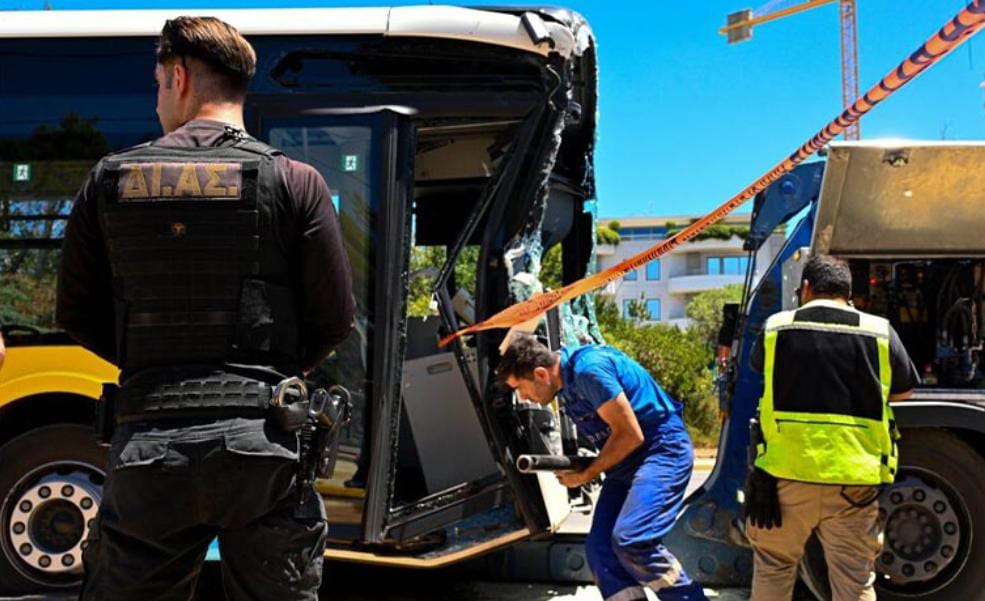 إصابة 40 شخصا في حادث تصادم حافلتي نقل عام بالقرب من العاصمة اليونانية أثينا