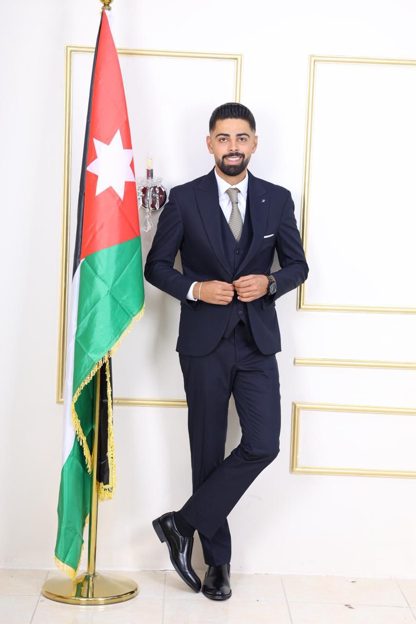 الشيخ محمد بني هذيل يهنئ زياد الدوخ بتخرج ابنه من جامعة الزيتونة