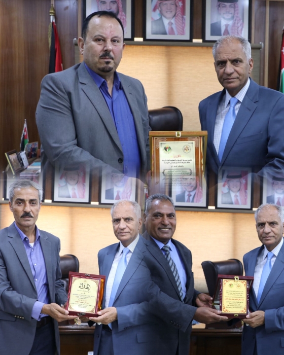 الرقاد يتسلّم دروع شكر من التربية تقديرًا لنجاح مشروع التدريب العسكري في المدارس