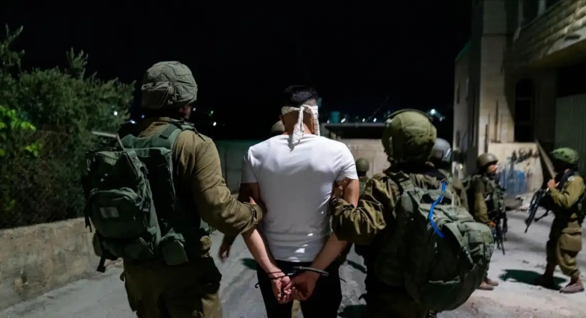 الاحتلال يعتقل 15 فلسطينيا بالضفة ويهدم بناية سكنية برام الله