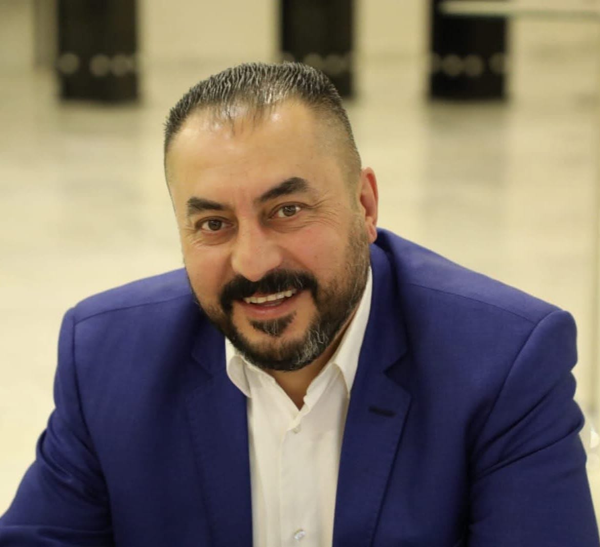 الحديدي يهنئ ابن عمه أحمد بتعيينه في بلدية السلط الكبرى