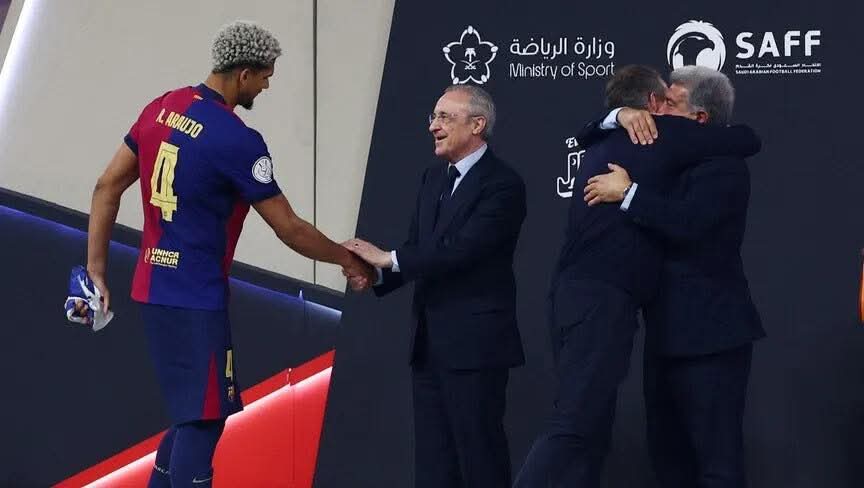 بيريز يرفض التوقيع على قميص برشلونة
