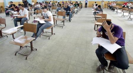 طلبة التوجيهي يواصلون التقدم لامتحان الثانوية العامة