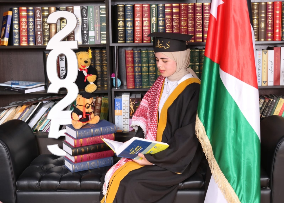الدكتورة عبير الفاعوري تهنئ رندة ووصفي الفاعوري بتخرج ابنتهم دعاء