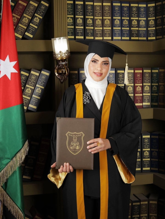 فداء شبانه: قصة تحدٍ وإصرار.. عادت إلى مقاعد الدراسة بعد عشرين عامًا وتخرجت من الجامعة الأردنية بامتياز