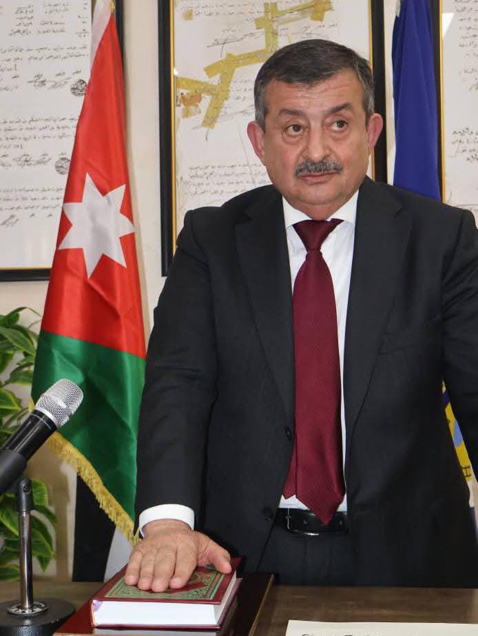 المهندس خالد الخشمان وأعضاء لجنة بلدية الزرقاء يؤدون القسم القانوني في الجلسة الأولى