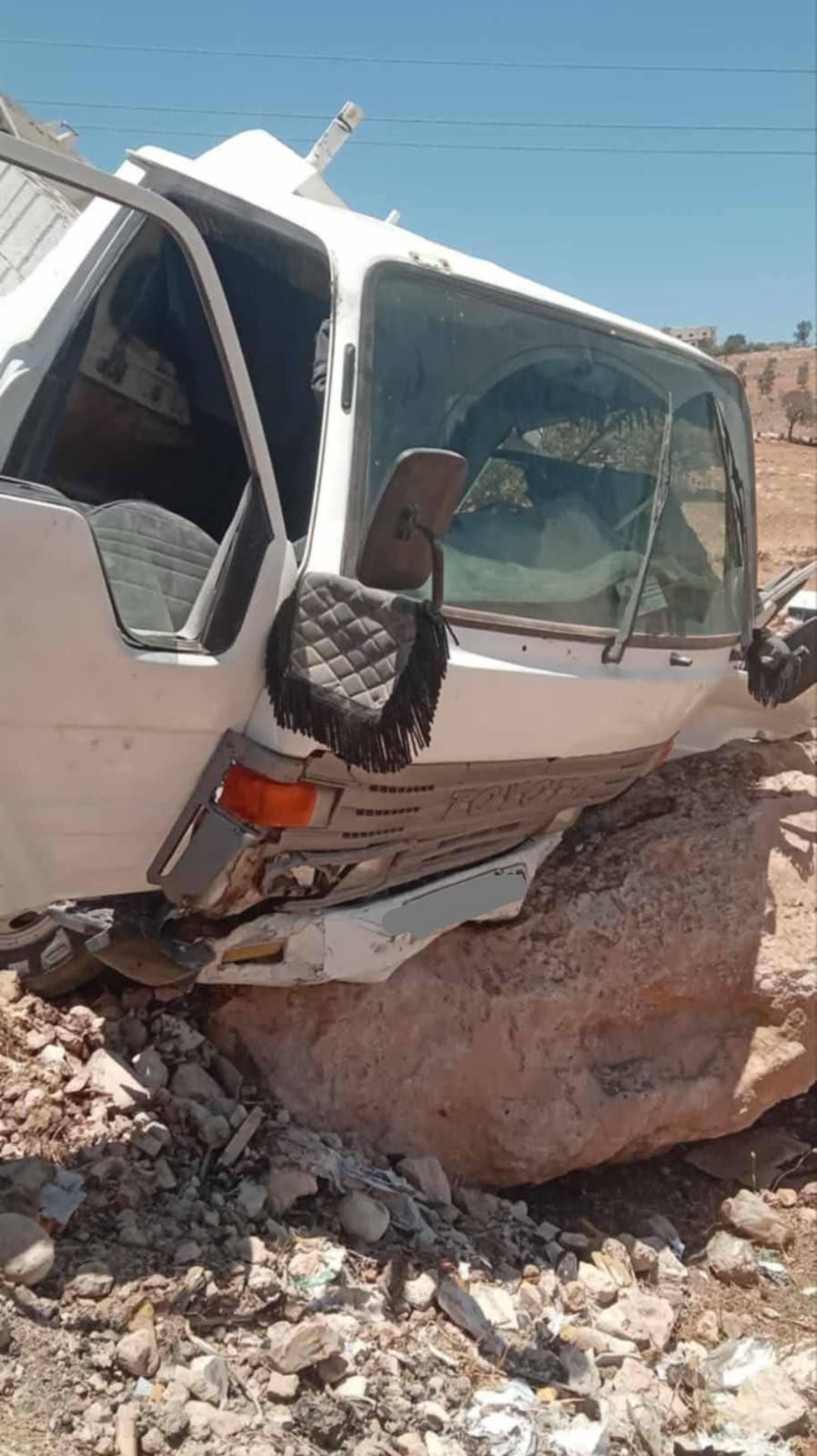 النجاة بأعجوبة لسائق وشخص مرافق إثر تدهور قلّاب في نزول جُبّة باتجاه السيل