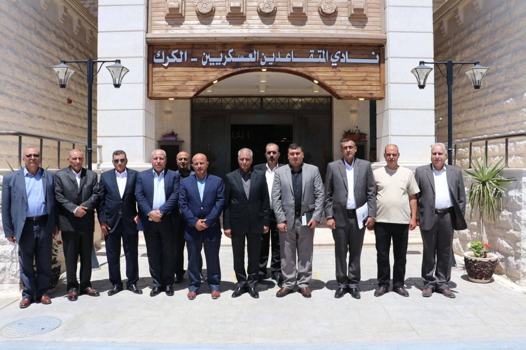 الرقاد يزور محافظة الكرك ويتفقد عددًا من المتقاعدين العسكريين ويسلّم عصا قيادة الكتيبة الرابعة لمتحف المشير حابس المجالي