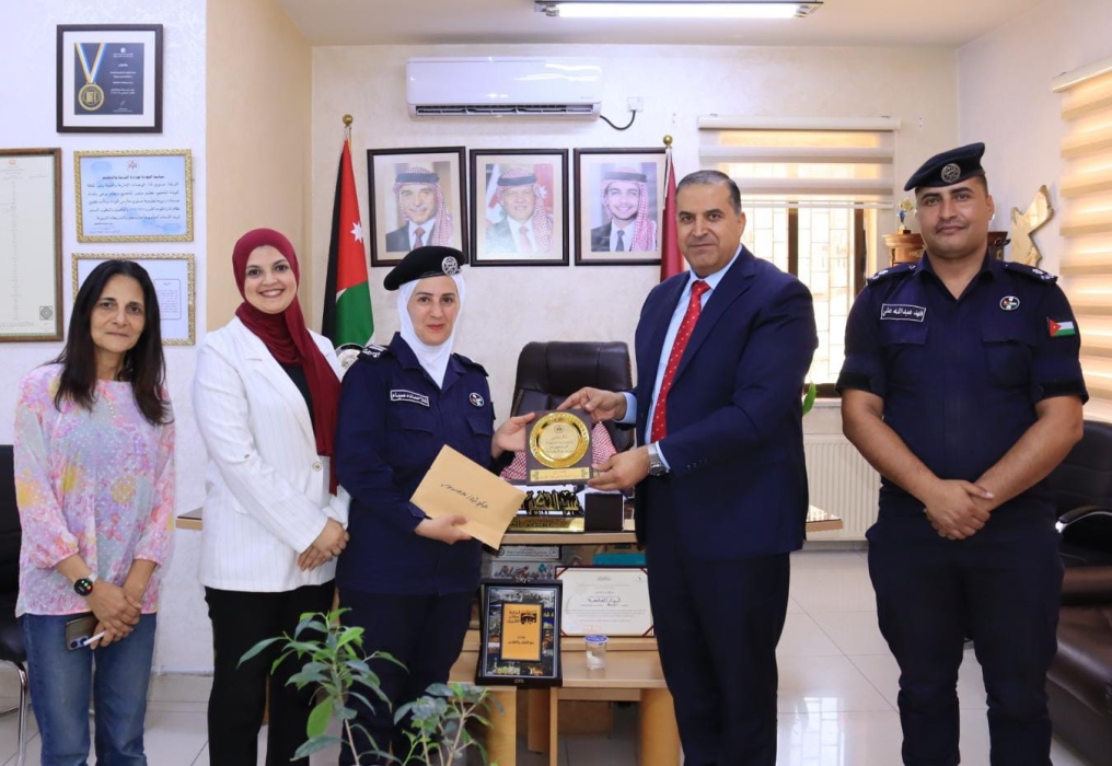 الشوابكة يكرم إحدى نشميات الأمن العام تقديرًا لدورها الاستثنائي والمميز في خدمة طالبات الثانوية العامة.