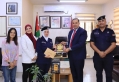 الشوابكة يكرم إحدى نشميات الأمن العام تقديرًا لدورها الاستثنائي والمميز في خدمة طالبات الثانوية العامة.