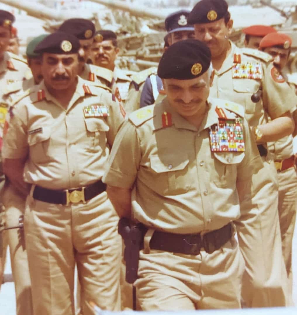 صورة نادرة للملك الحسين والأمير زيد بن شاكر في معرض سلاح المدفعية عام 1984