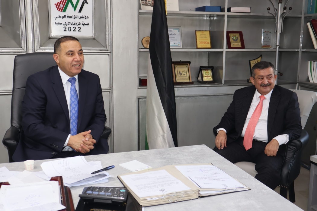 محافظ الزرقاء يزور دار البلدية مهنئًا لجنة بلدية الزرقاء
