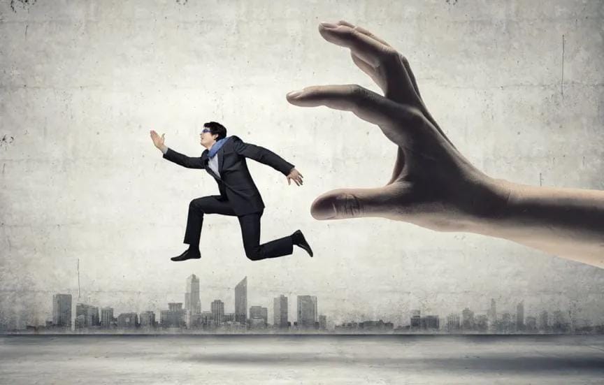 تفسير حلم الهروب من شخص تحبه أو تعرفه.. أسرار صادمة ومعانٍ لم تكن تتوقعها