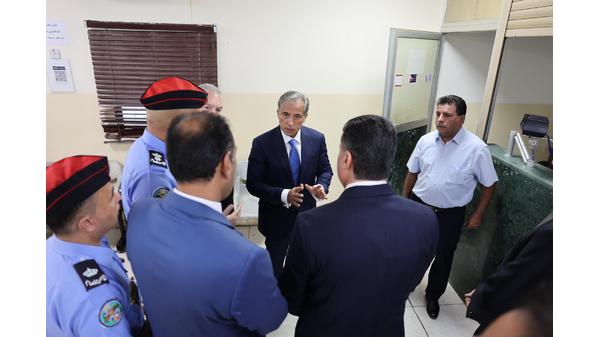 رئيس الوزراء يتفقد مشروع تطوير معبر حدود الدرة في العقبة
