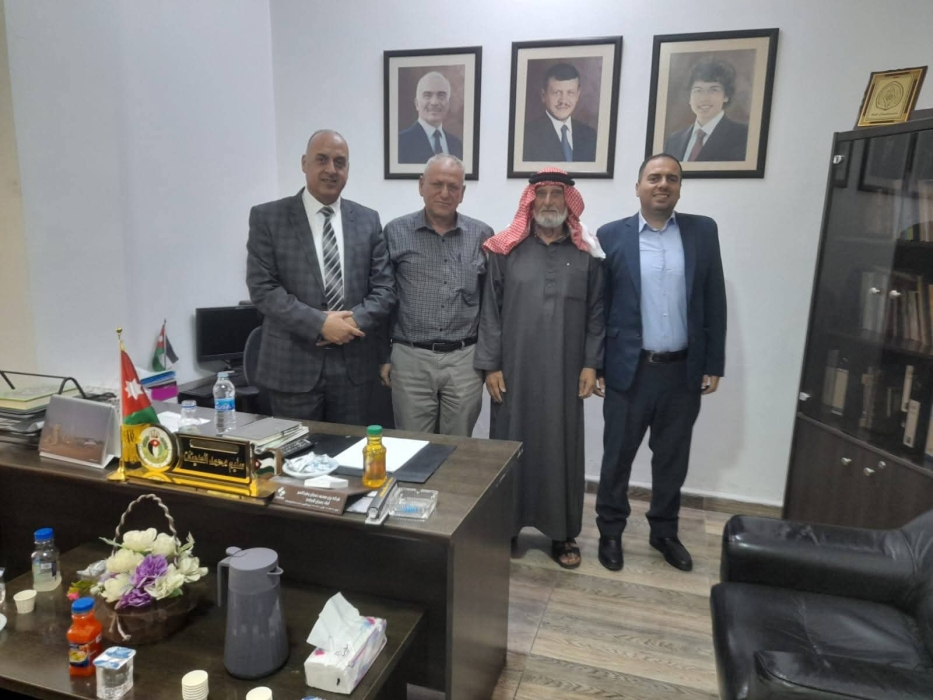 محافظ الطفيلة يزور مكتب المتقاعدين العسكريين...صور