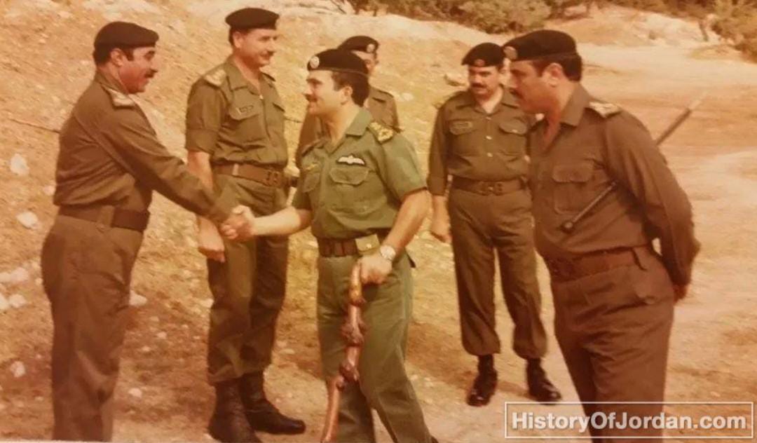 صورة نادرة توثق لقاء الأمير الحسن بن طلال مع قادة الفرقة الآلية 12 الملكية