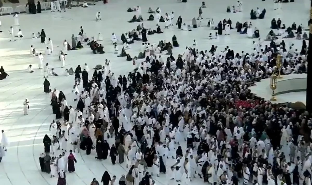 عاكفون على أسوار الكعبة.. دعاء وتضرع في أجواء روحانية وتعقيم مستمر داخل الصحن