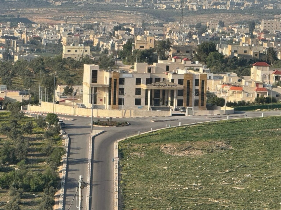 بلدية غرب إربد تستكمل أعمال الصيانة في شارع العشرين