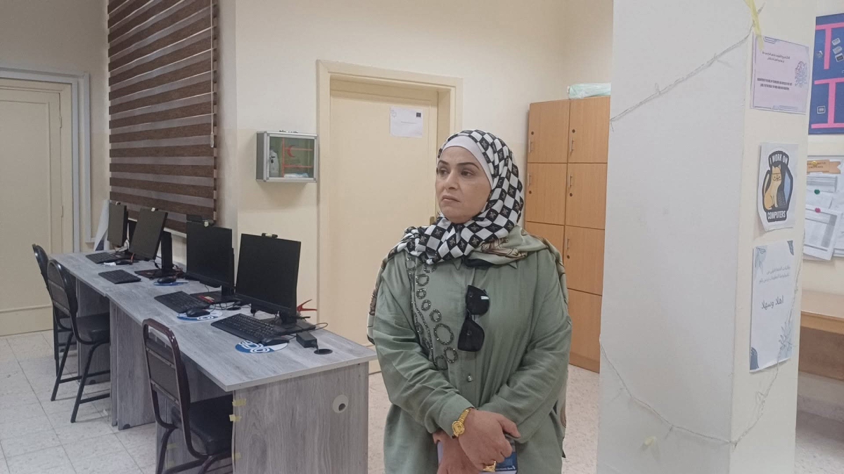 الخريشا تتفقد جاهزية مختبرات الحاسوب في مركز امتحانات برامج التنمية المهنية للمديرية .