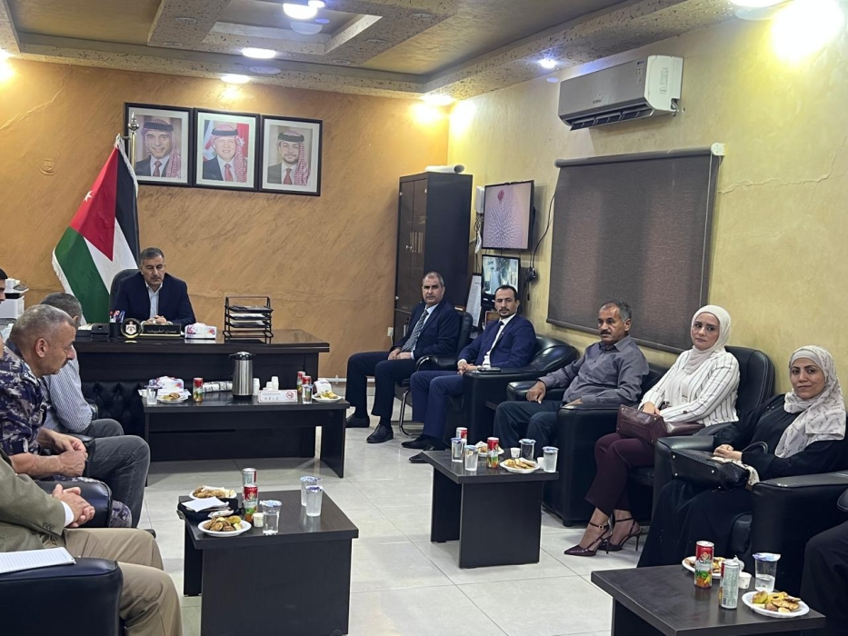 محافظ البلقاء  يطلع  على واقع الخدمات في لواء ديرعلا