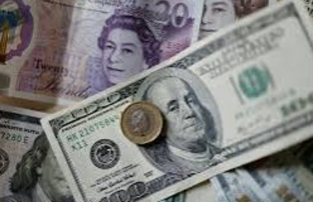 الاسترليني يتراجع إلى أدنى مستوى في ثلاثة أسابيع أمام الدولار