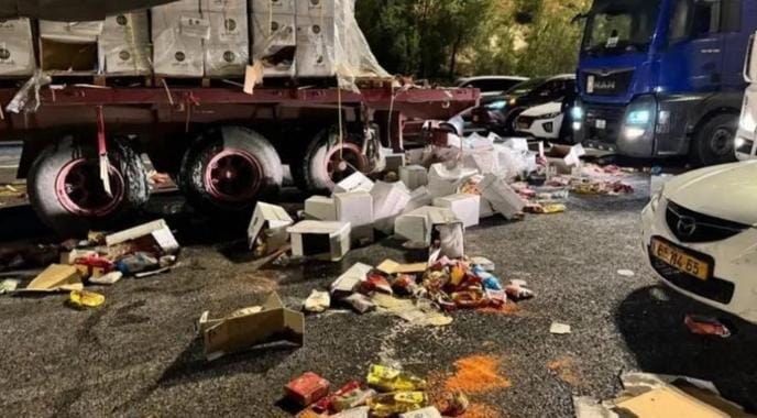 قافلة أردنية تواجه اعتداءات المستوطنين في طريقها إلى غزة .. وإصابة عدد من السائقين