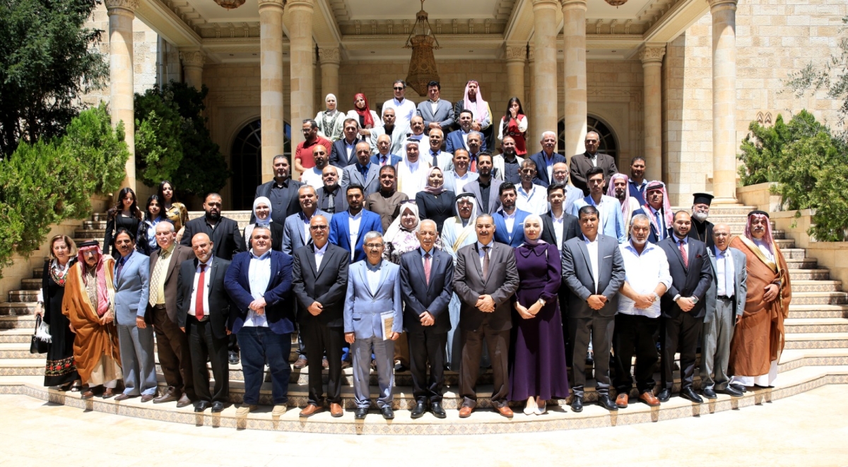 رئيس الديوان الملكي خلال لقائه فعاليات شعبية وطلبة جامعيين...صور