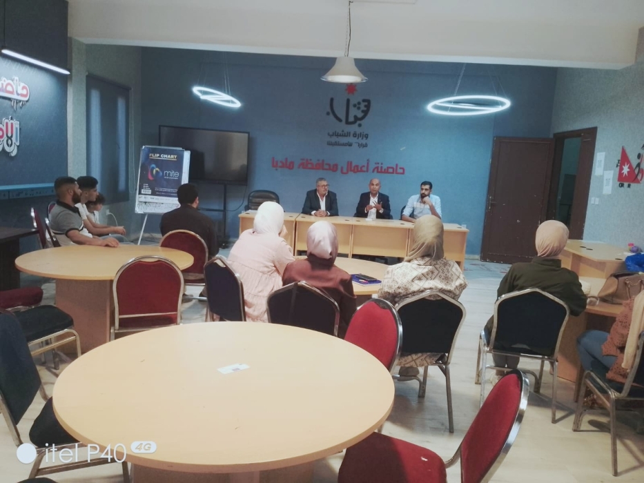 تخريج المشاركين في دورة المرافقين السياحيين بمركز شابات مادبا