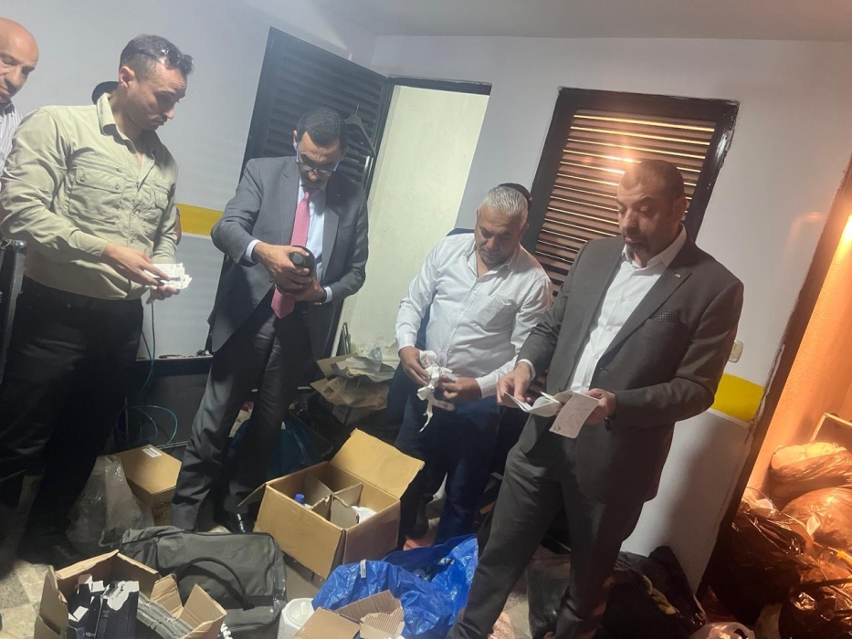 مدير عام مؤسسة الغذاء والدواء يترأس مداهمة شقة سكنية لتصنيع مستحضرات التجميل بشكل مخالف