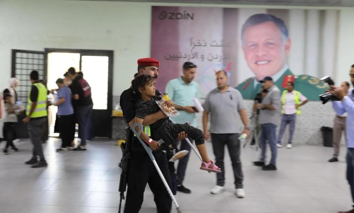 الدفعة الأكبر .. اجلاء 35 طفلا من غزة للعلاج في الأردن