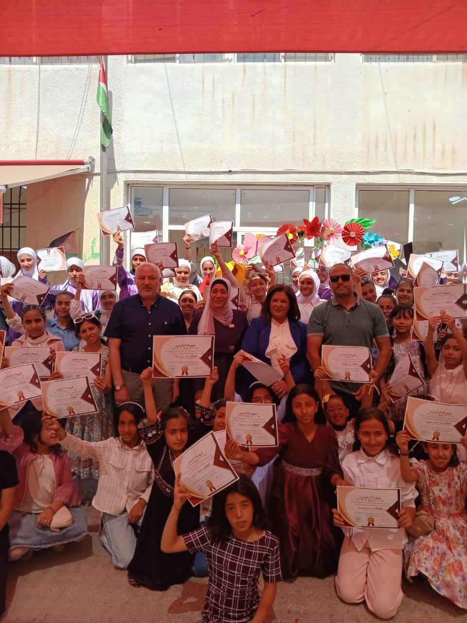 العجارمة تكرم الطلبة المشاركين في النادي الصيفي