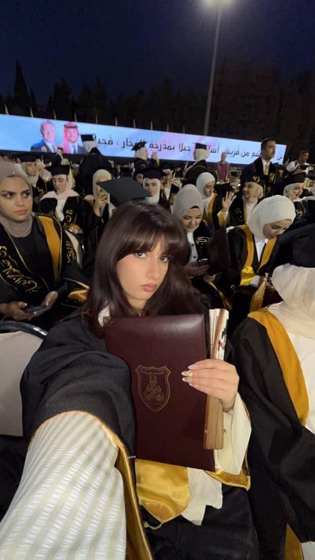 وجد جميل العواملة تنال البكالوريوس في تخصص اللغة الإنجليزية والكورية