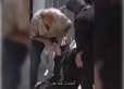 الناس يتساقطون في شوارع غزة من شدة الجوع.. ومراسل صحفي ينهار على الهواء مباشرة