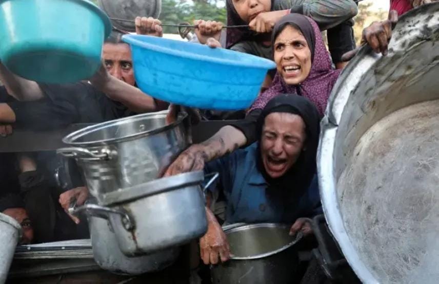 غزة تموت جوعًا: 995 شهيد في ”مصائد المساعدات” و17 ألف طفل في خطر الموت جوعا