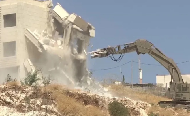إسرائيل تجبر ثلاثة فلسطينيين على تفريغ منازلهم تمهيدا لهدمها ذاتيا بالقدس