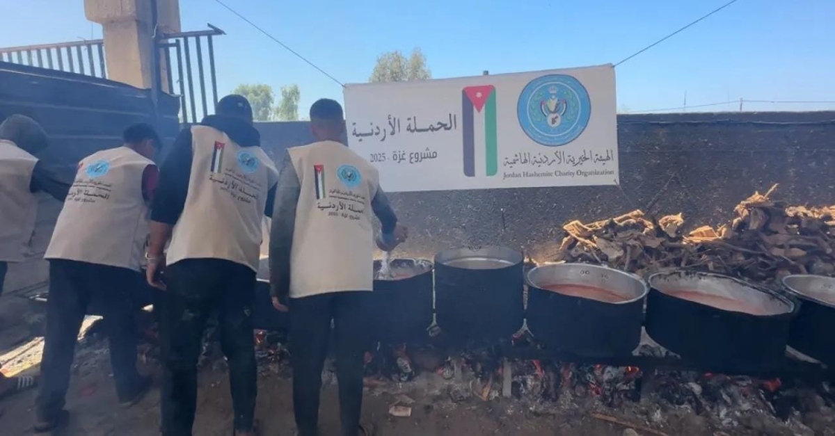 الحملة الأردنية توزع وجبة دمثة العدس على النازحين في مواصي خان يونس