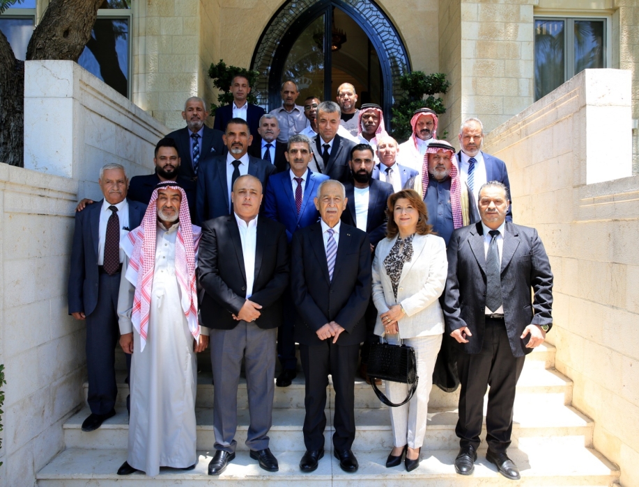 *رئيس الديوان الملكي يلتقي وفدًا من أبناء محافظة الزرقاء*