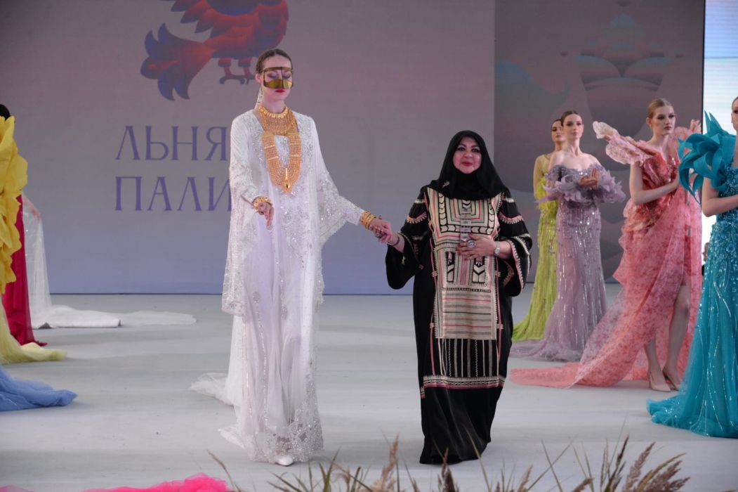منى المنصوري تضيء ليلة خليجية بموسكو وتدعم موهبتين عمانيتين في مهرجان “لوحة الكتان” بروسيا