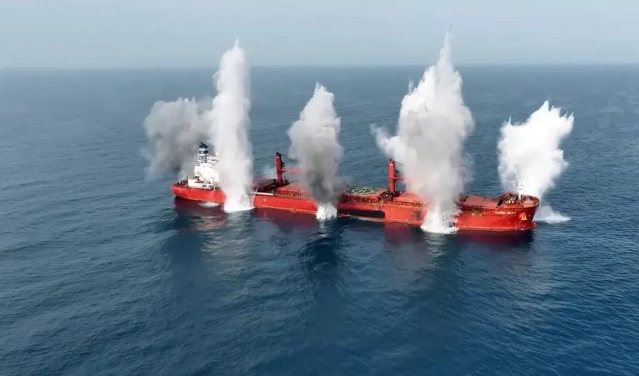 هيومن رايتس ووتش: الحوثيون ارتكبوا جرائم حرب بعد إغراق سفينتين مدنيتين في البحر الأحمر