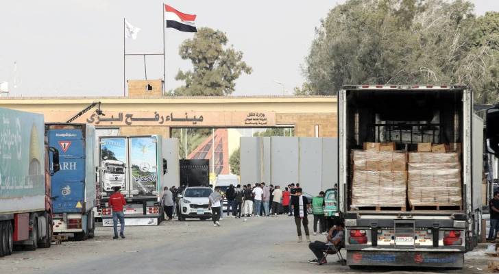 مصادر مصرية: دخول 166 شاحنة مساعدات إلى غزة.. و180 أخرى مقررة اليوم