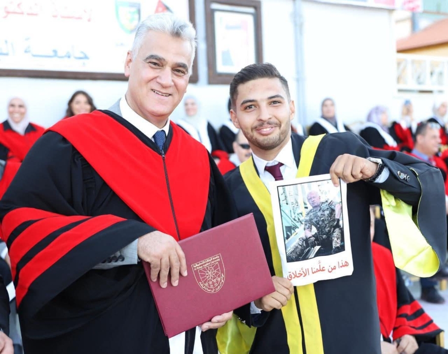 بشار الريالات يحتفل بتخرجه من جامعة البلقاء التطبيقية على طريقته الخاصة هذا من علمنا الأخلاق