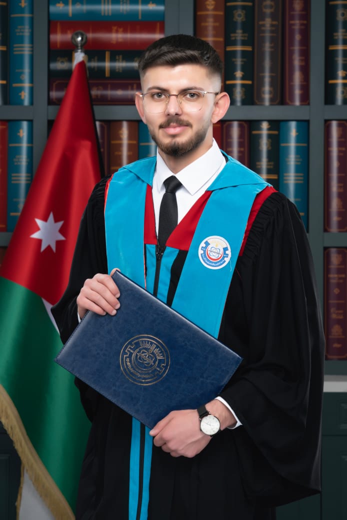 حسين زياد الدويري ينال درجة البكالوريوس في طب الأسنان