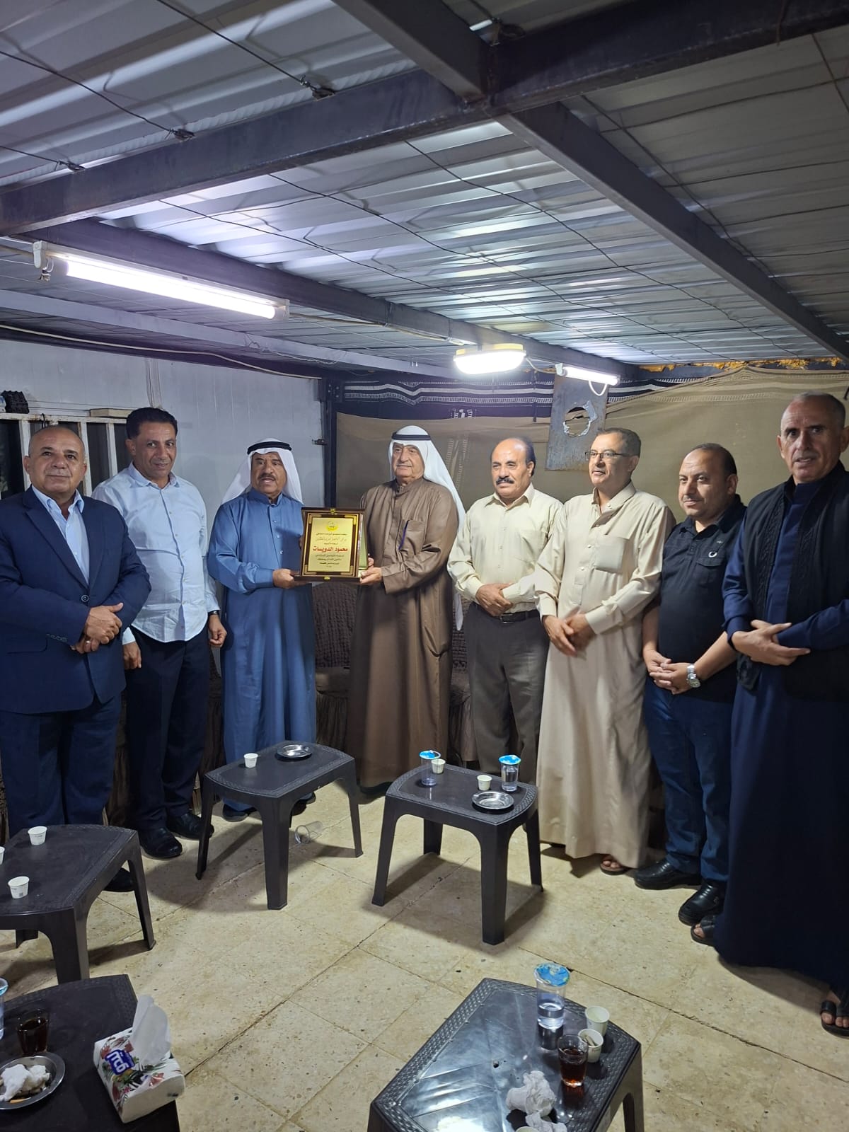 تكريم رجل الأعمال سعادة السيد محمود الدويسات من قبل رئيس منتدى الروضة الثقافي...صور