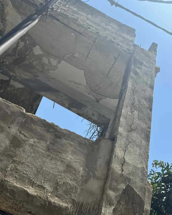 مواطنون يشتكون من مبنى آيل للسقوط بشارع حكما في اربد